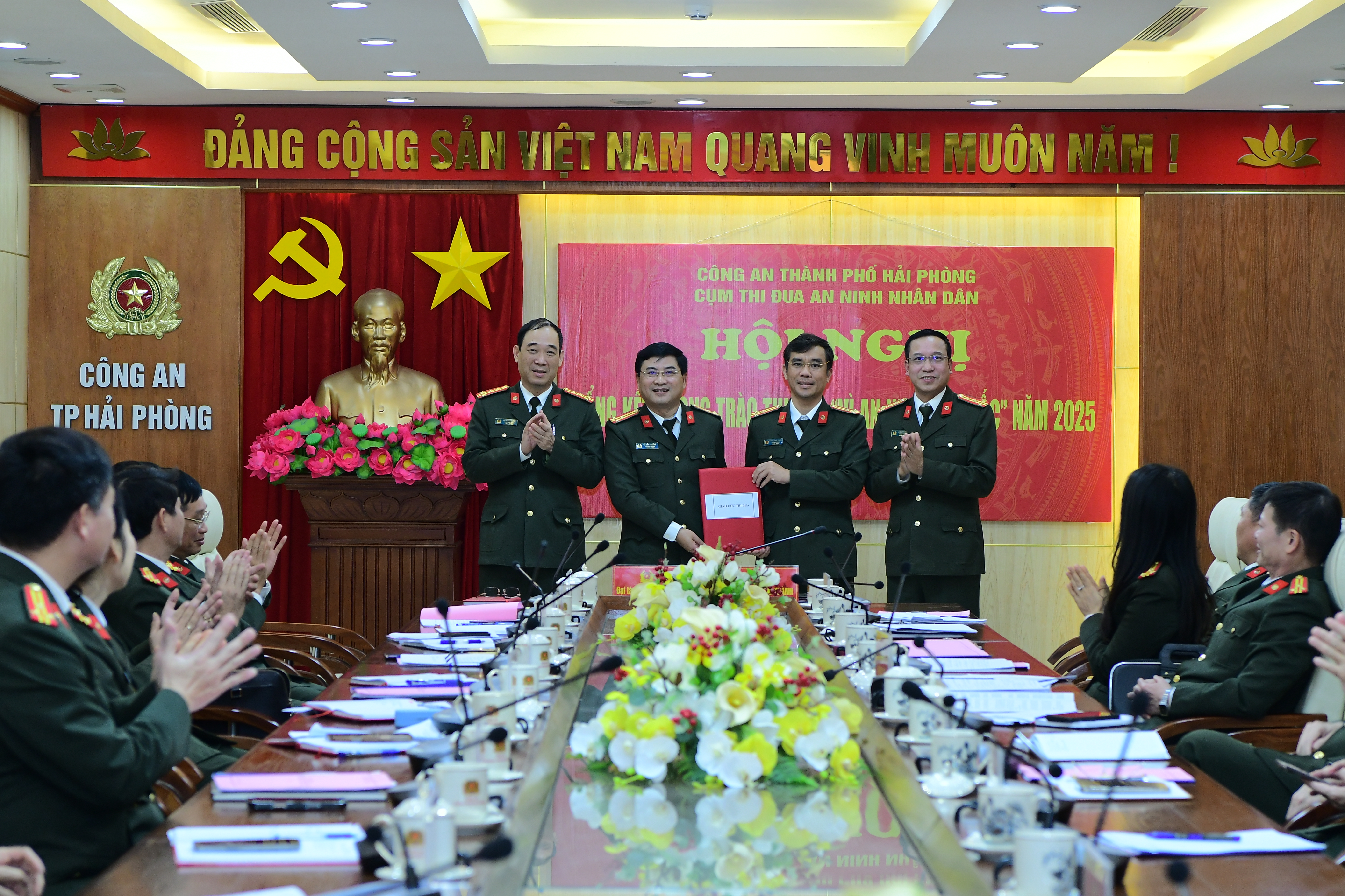 Cụm thi đua An ninh năm 2025: Suy tôn Phong An ninh điều tra nhận Cờ thi đua của Chính phủ